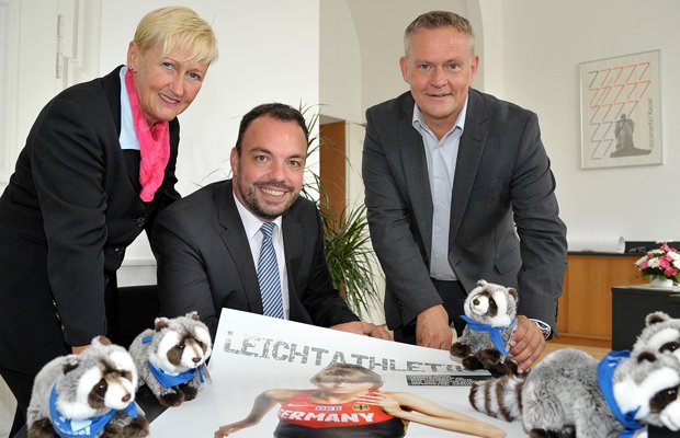 .@KasselMarketing sponsert Plüsch-Waschbären für DLM-Gewinner in #Kassel bit.ly/PlüschWaschbär @dlv_online (mic) https://t.co/8oUCna9dwV