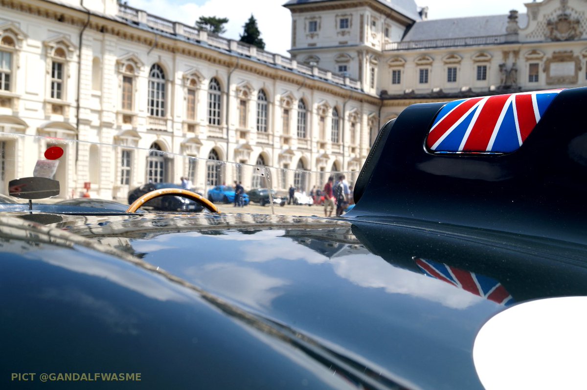 Gandalfwasme's tweet image. The world seen from a JAG ! 
and the sky reflecting on the JAG green
love it !
@JaguarPics @FAFBullDog @Bertieschip