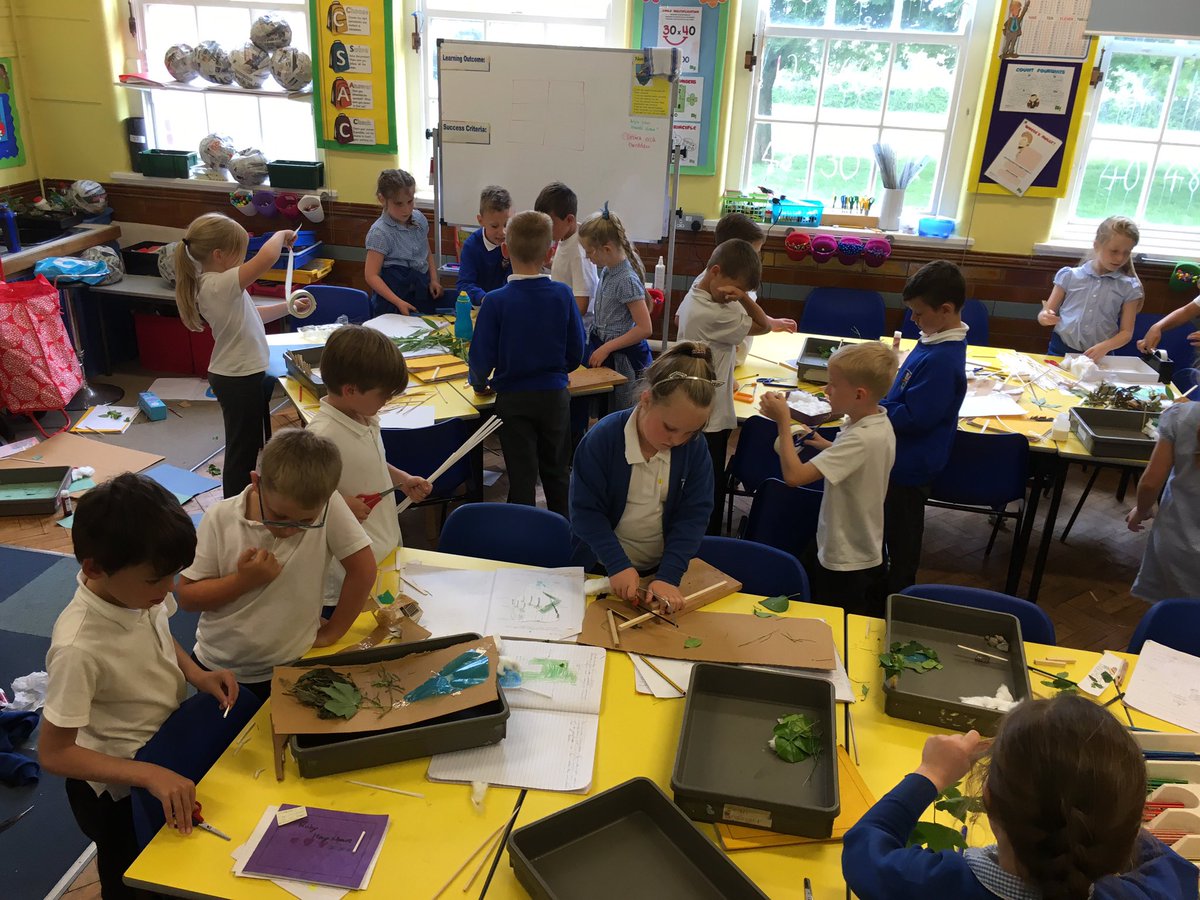rhwsprimary's tweet image. Busy building our animal habitats #dtproject #topic