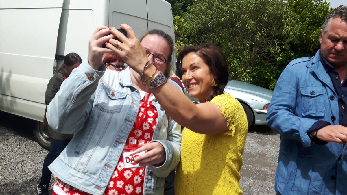 WaterfordLatchO's tweet photo. Sandra taking selfies  @JessieWallaceUK @realshanerichie https://t.co/oBVJLUM3P4