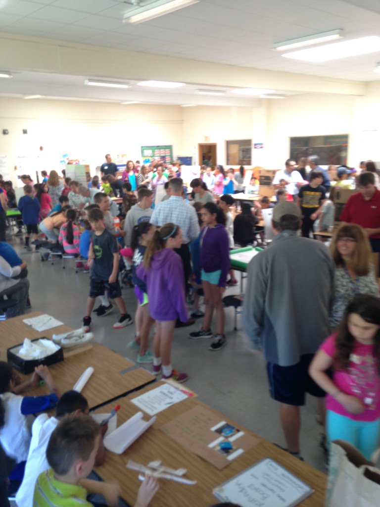 A huge crowd at Mindess this morning for the "Invention Convention" sponsored by Grade 3.  

#shark tank next!