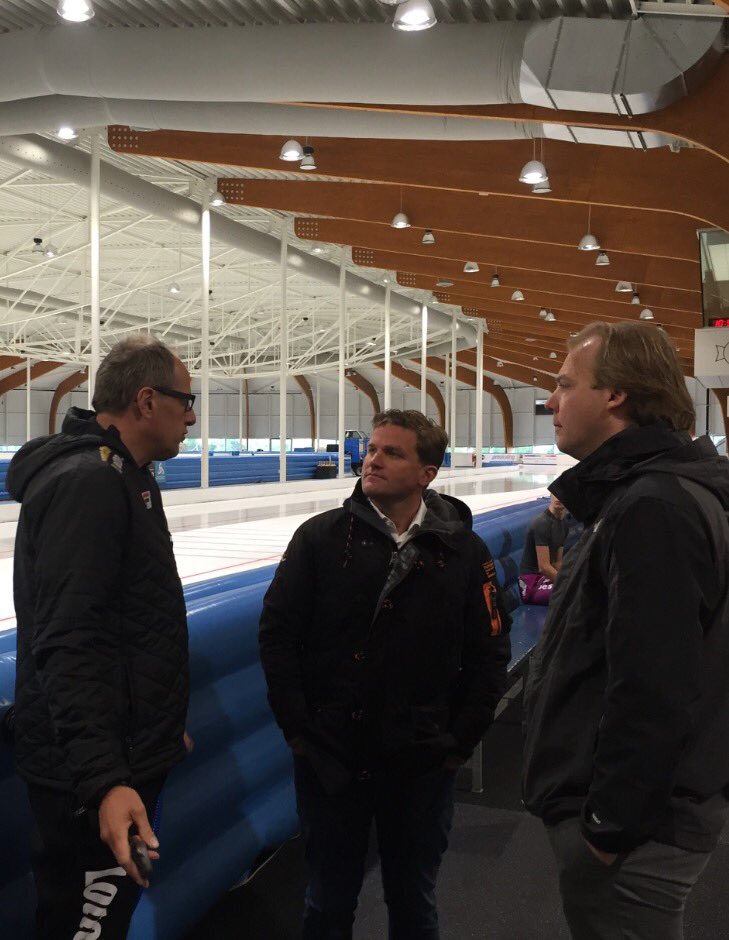 Tijdens de dweilpauze krijgen <a href="/marklandman/">Mark Landman</a> en Jan Vlastuin van <a href="/vevida/">Vida</a> uitleg over de trainingsaanpak van <a href="/JacOrie/">Jac Orie</a>