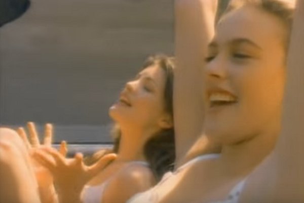 thecliniccl's tweet photo. (Fotos) Así lucen las protagonistas del video “Crazy” de Aerosmith, 22 años después - https://t.co/qXDOZzh50c https://t.co/l6797qJjSp