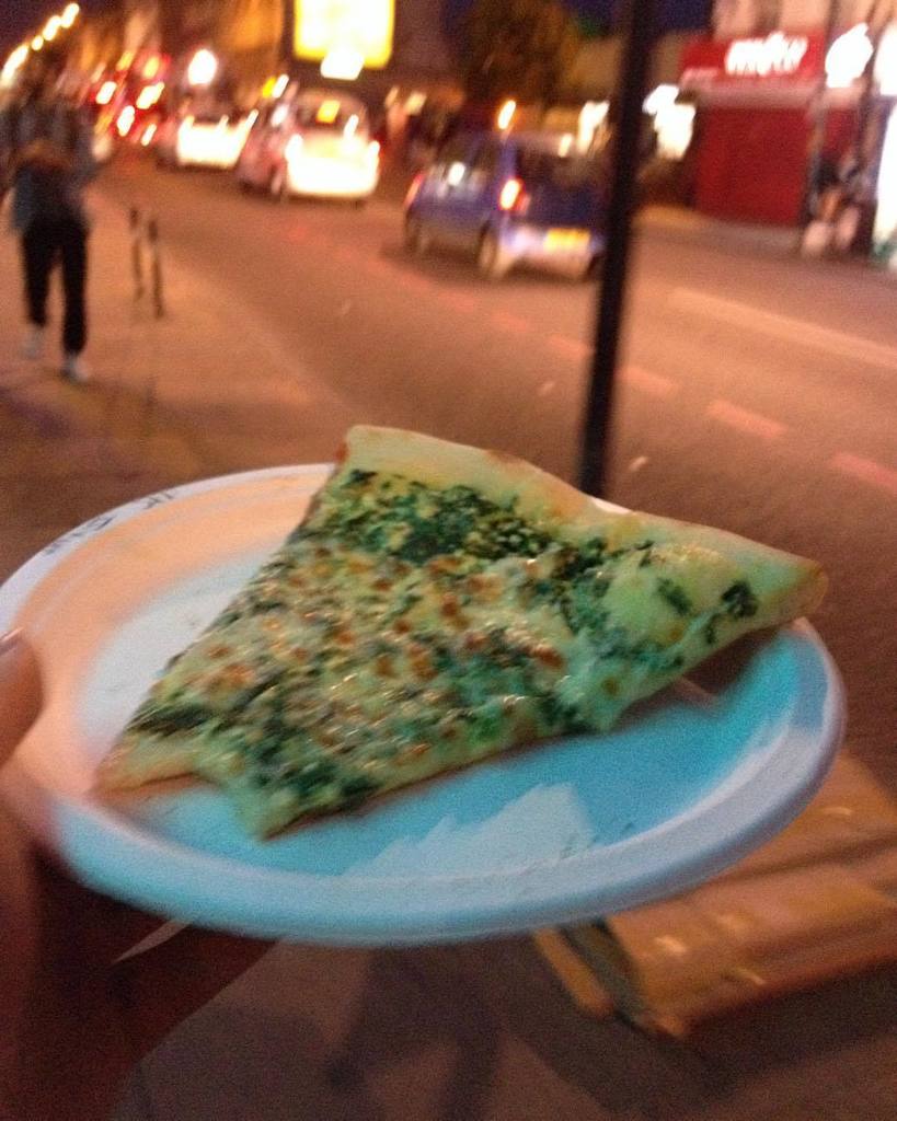 ldn_nash's tweet photo. #pizza #pizzalife #pizzasex #pizzaislife #pizzaordie #pizzaordeath @voodoorays slice walk home https://t.co/YkGWZRIGYy