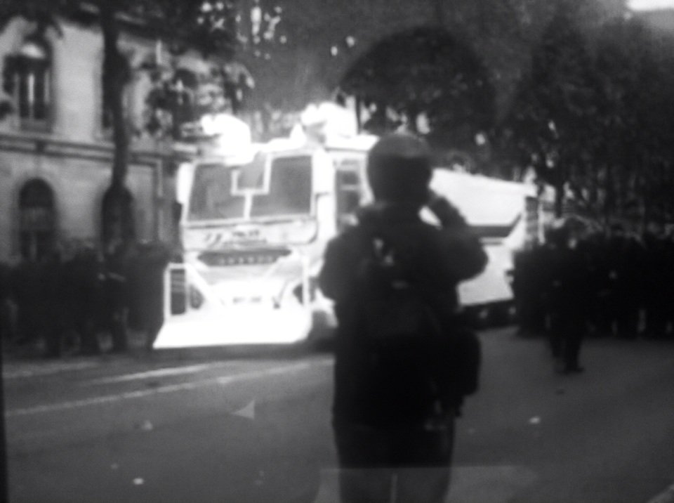 Wake_The_Town's tweet photo. Parigi ora i cannoni ad acqua contro chi manifesta è la prima volta che vengono usati https://t.co/6u96AU0jJW