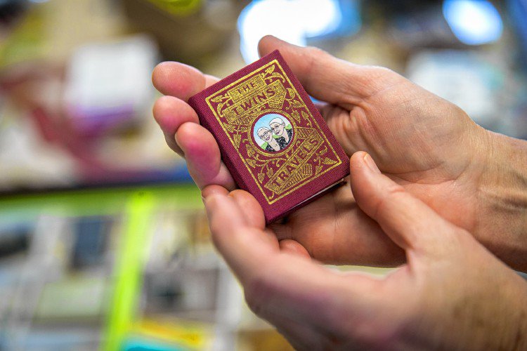 TheRecorderNews's tweet photo. Check out these big photos of some tiny books from a traveling art project. https://t.co/W4P8x7Ztp2 https://t.co/TNsyfpIUwr