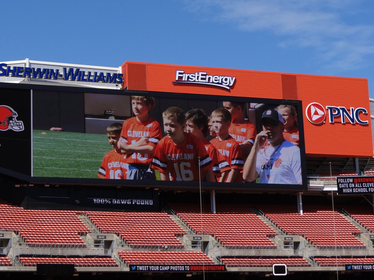 smorris818's tweet photo. The kids were super stoked to be up on the JumboTron @ the field today @BrownsYouthFB! https://t.co/11L4ppVaRr