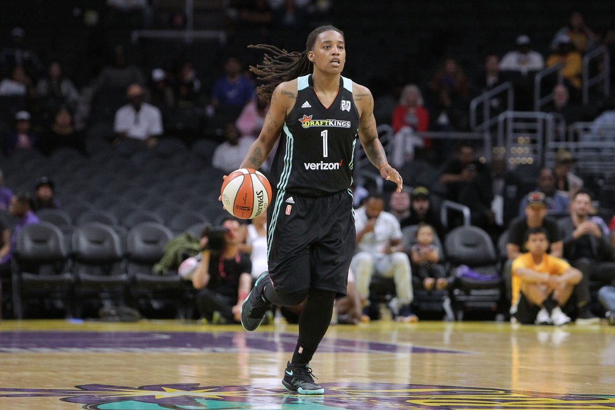 Gay bars are sanctuaries, WNBA guard, Orlando native Shavonte Zellous says in powerful essay outsports.com/2016/6/14/1193…