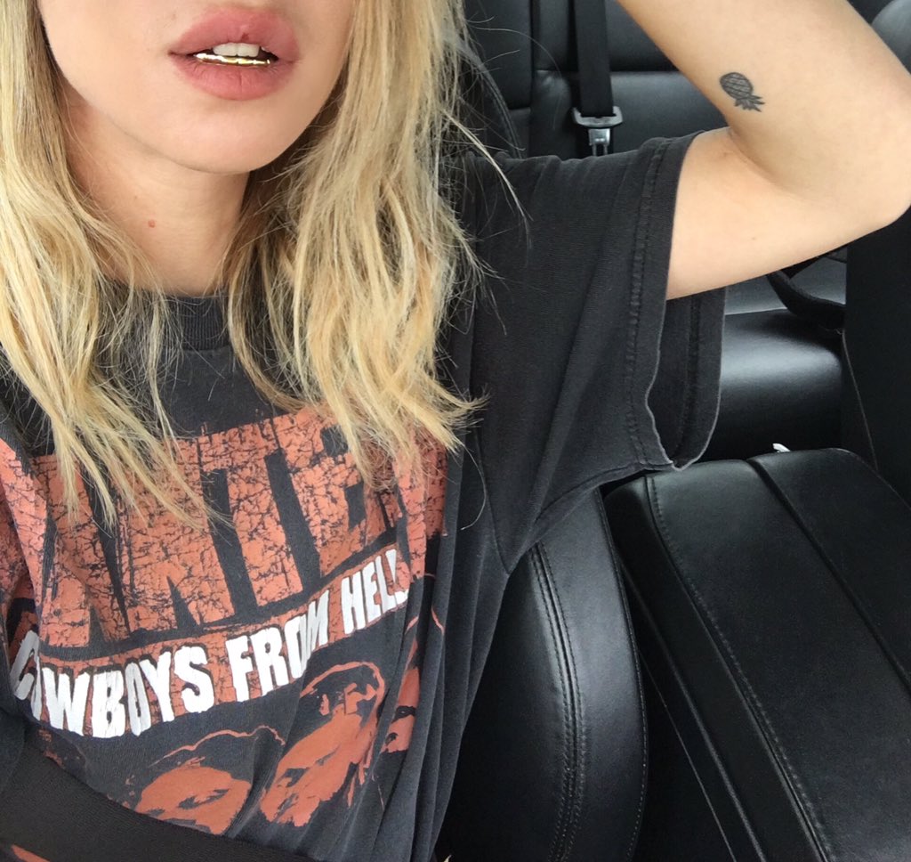 awonderland's tweet photo. An Australian girl with grillz .. Makes sense 🙃 https://t.co/EpnfTR8o1F