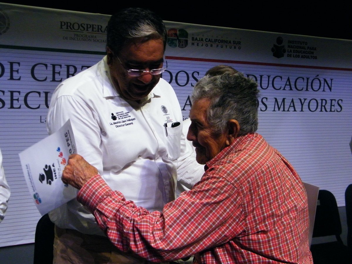 INEAmx's tweet photo. Recibe Loreto González Hirales, de 85 años, certificado de primaria en #BajaCaliforniaSur con alianza #INEA #65y+ https://t.co/BcZrKFCjLv
