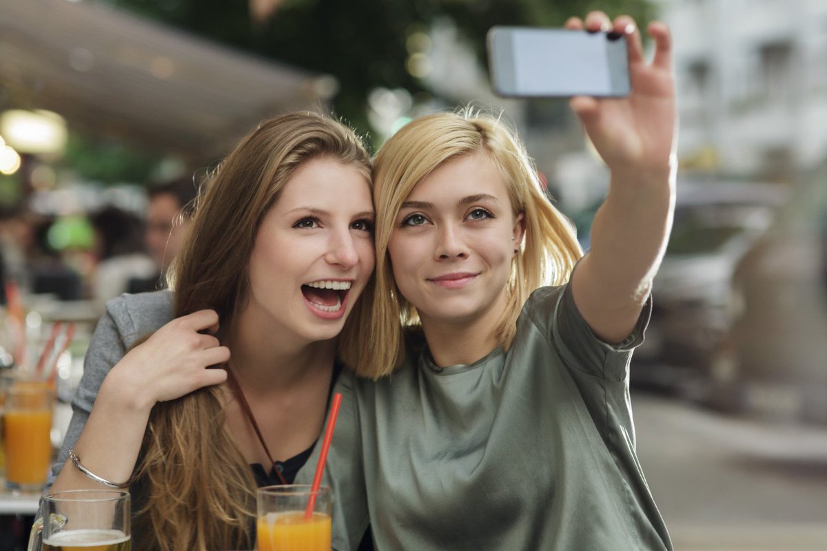 QueProducts's tweet photo. Capture the moment with #QuePhone #SelfieNation #BFF #Tech #CameraPhone https://t.co/2WDKsJfD6s