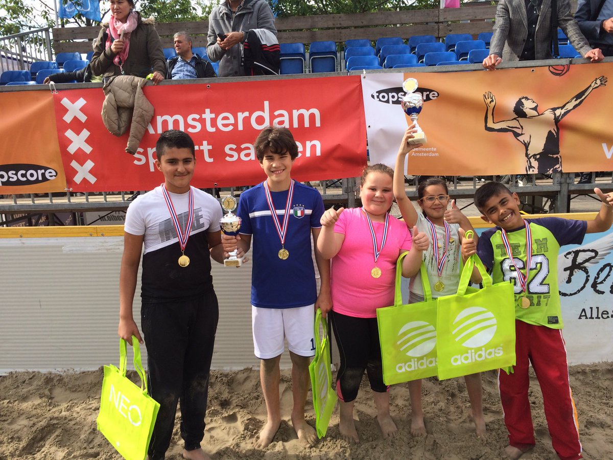 WimvanBeusekom's tweet photo. Winnaars 3e Amsterdams #beachvolleybal toernooi op de foto! Gefeliciteerd! @volleybalnl @020West https://t.co/L5WtH9uNTu
