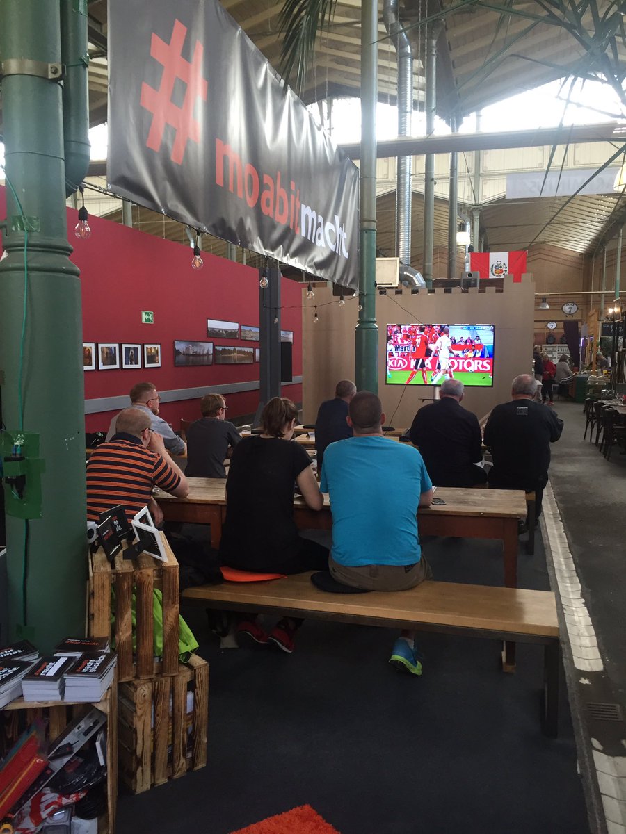 christophheyes's tweet photo. #Moabitmacht #EM2016: Volles Haus beim Spiel #Österreich vs. #Ungarn in der #Markthalle. @floriannoell @FarukTncr https://t.co/KQKTbWFI3C
