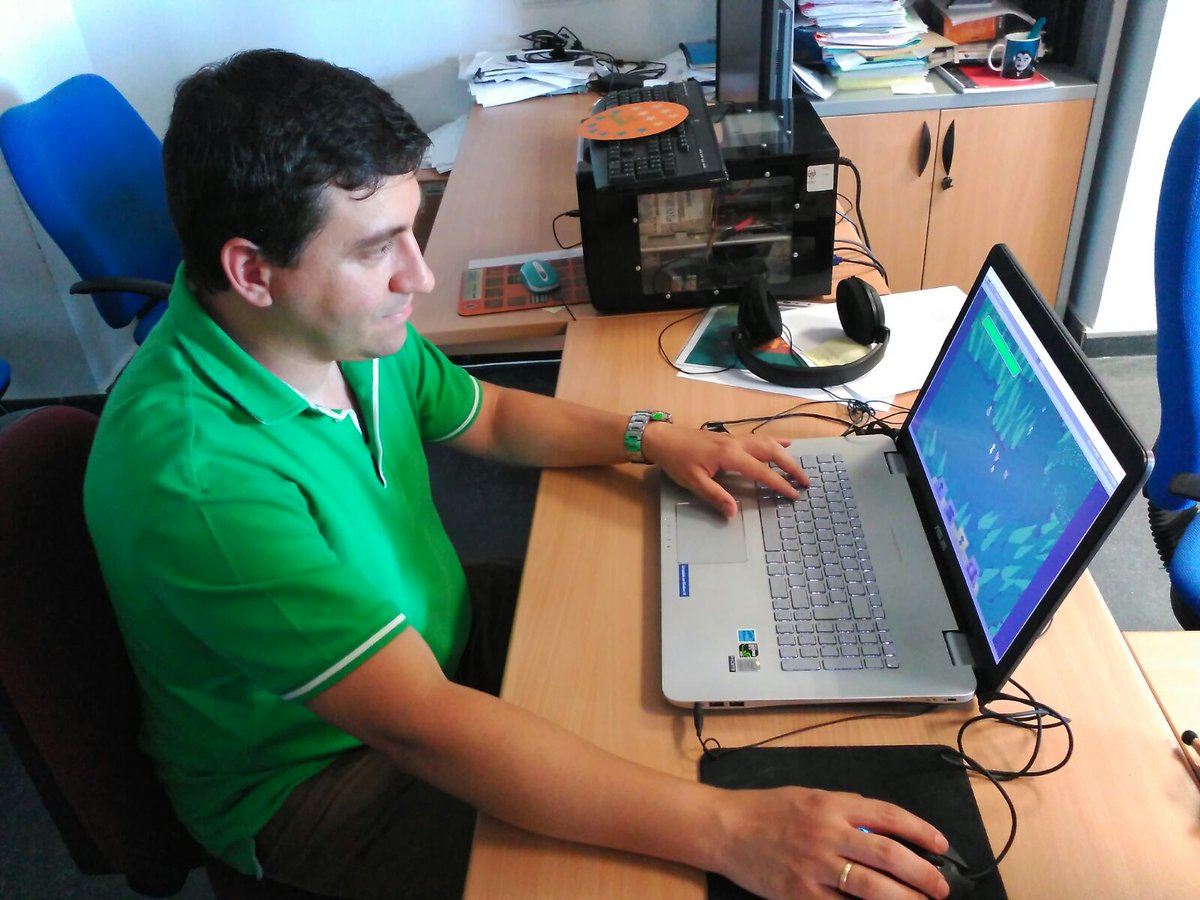 VillAlien's tweet photo. El mismísimo @federicopeinado jugando a nuestra demo de #VillAlien https://t.co/kEtgvau3IX