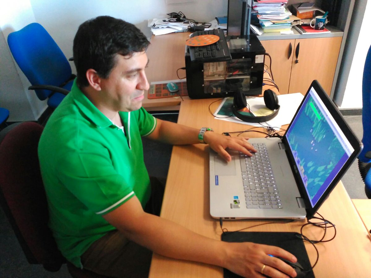 VillAlien's tweet photo. El mismísimo @federicopeinado jugando a nuestra demo de #VillAlien https://t.co/kEtgvau3IX