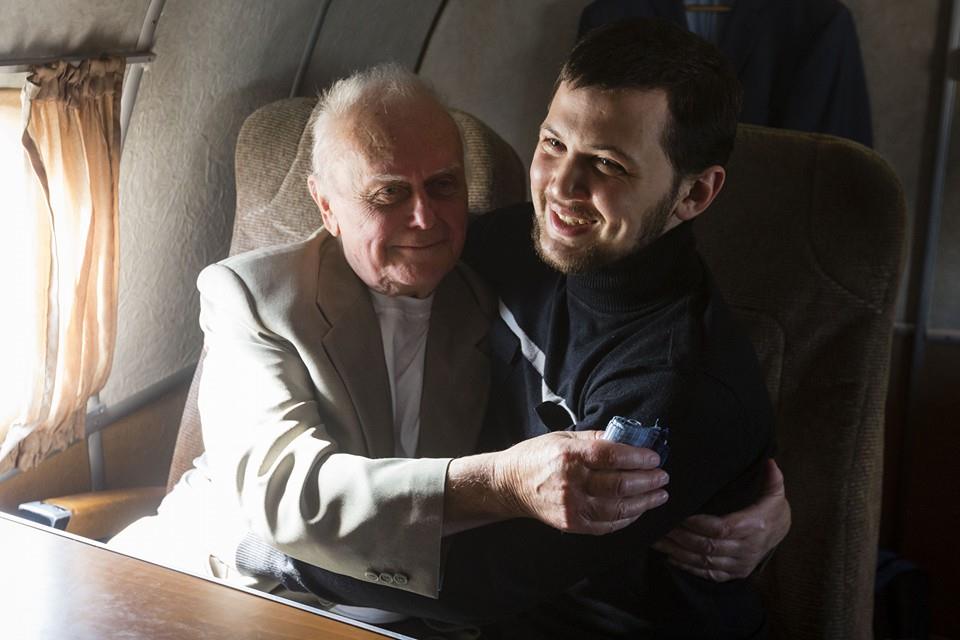 LIGAnet's tweet photo. Фото дня. Русская тюрьма позади. Солошенко и Афанасьев теперь дома в свободной стране Украине. https://t.co/jEgarPIg4H