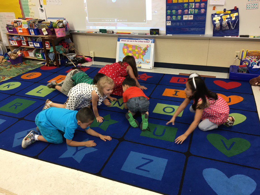 VanMetreKinder's tweet photo. Day30 #30hooksin30days interior design hook tadpoles on rug.Working frogs at tables! @JayBilly2 challenge complete! https://t.co/qJ6XEJoAnW