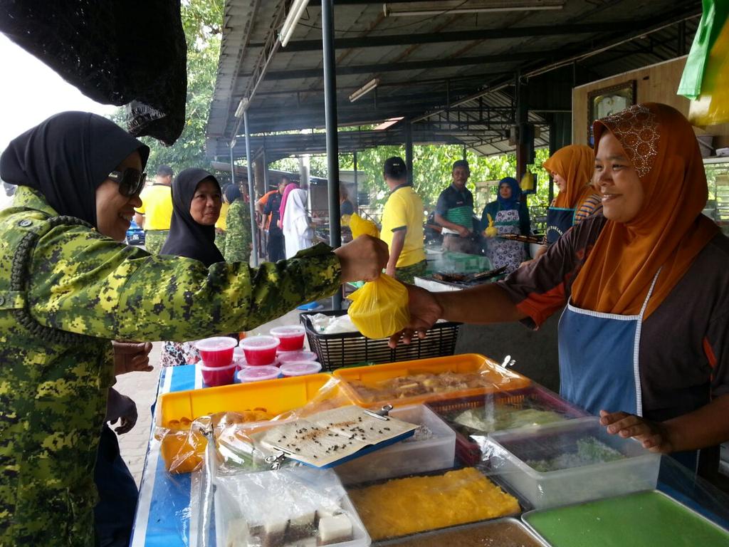 RELA_Perak's tweet photo. Mesra.. @KPrelamalaysia mengagihkan bubur lambuk kpd peniaga di Bazar Ramadhan Sayong,K.Kangsar .. @KPrelamalaysia https://t.co/d4SL1woFbL