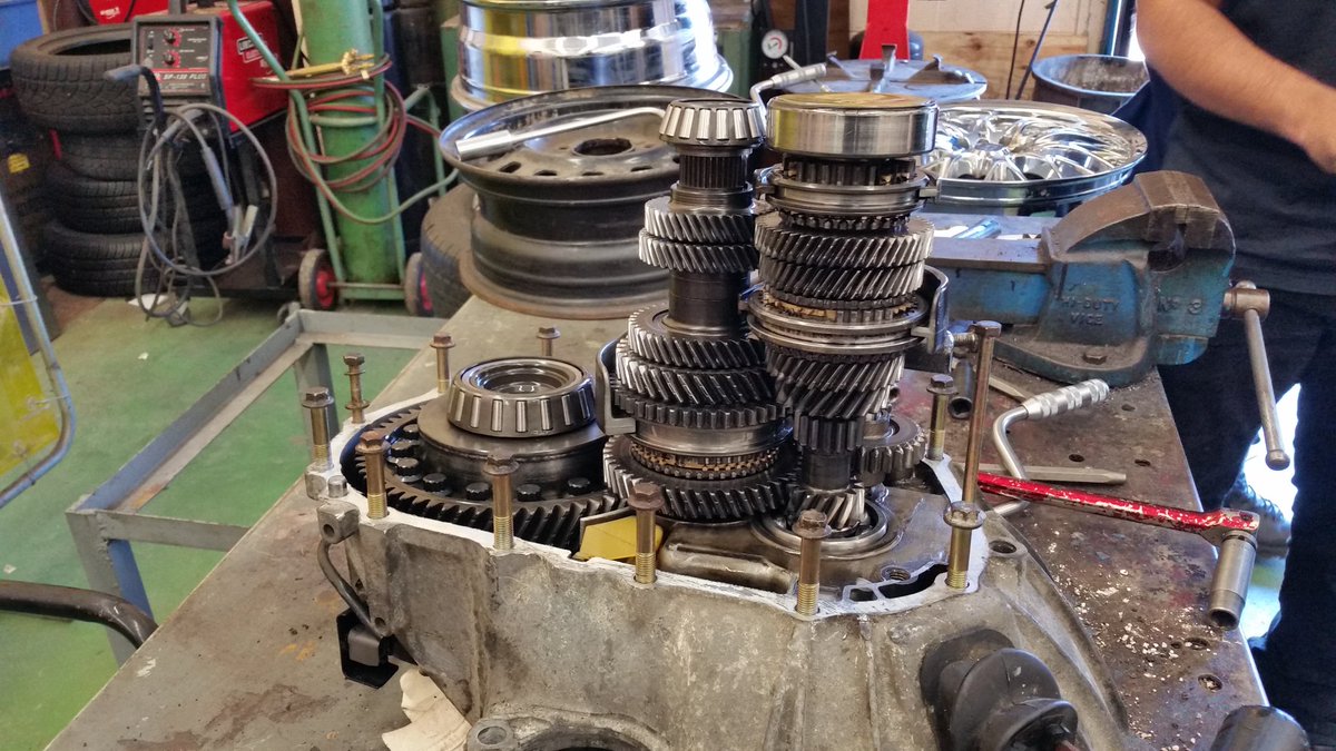 MrBarberTFSS's tweet photo. #TFSSauto Gr12 final Summative Challenge #11 - #nissan 5 spd manual transmission. https://t.co/SRo6YzZX1G
