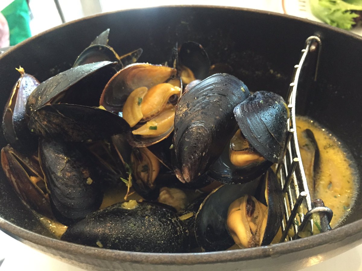 MarlowMoo's tweet photo. just ate my body weight, then some in moolicious mussels white wine, saffron @bouchon_bakery #NYCFOOD #moocation https://t.co/mZVeDRA7V6