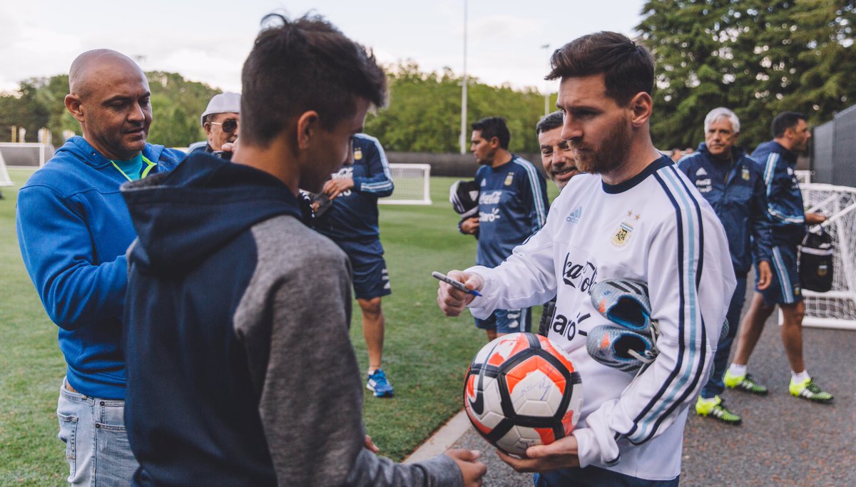 messi signing autographs