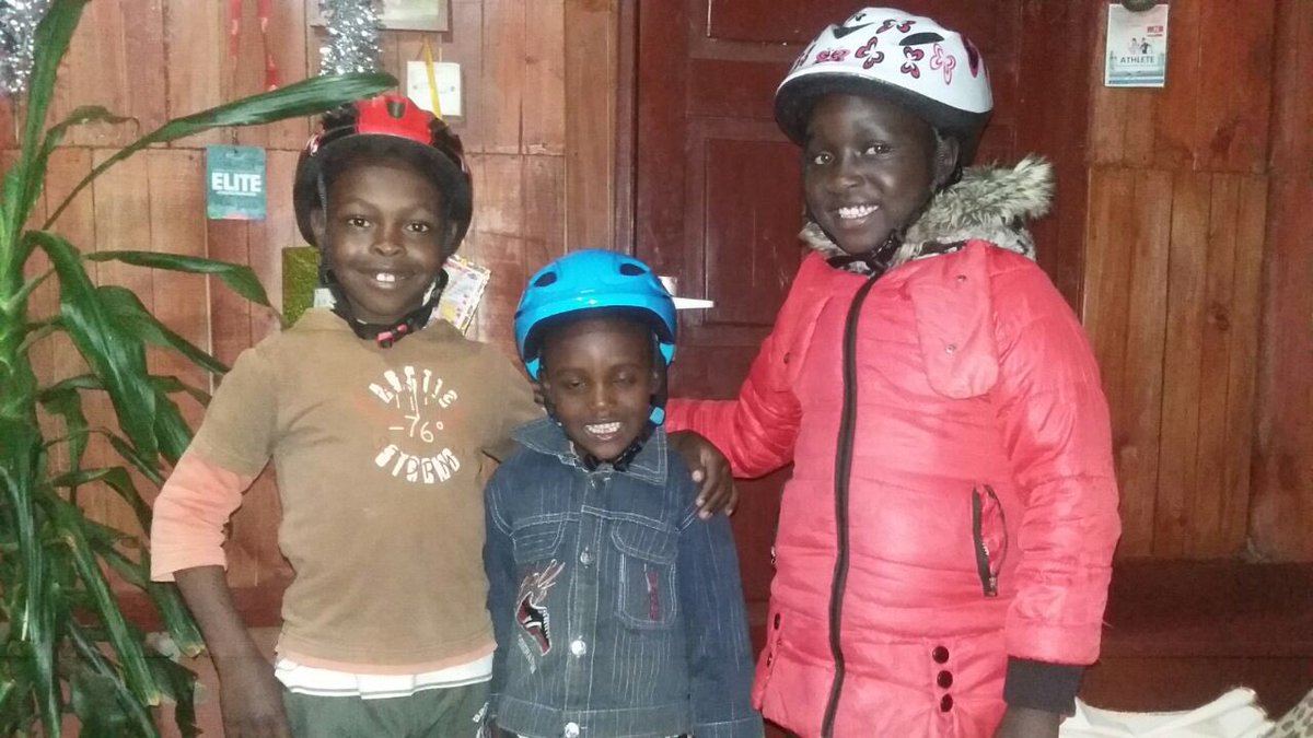 HelahJKiprop's tweet photo. I returned home with presents from the Netherlands. Everybody happy. 😀 https://t.co/FMUrzxSPLt