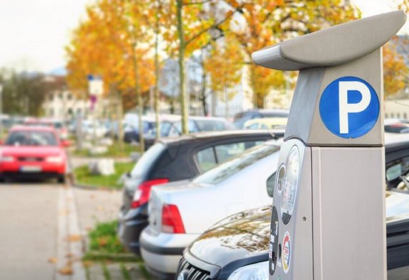 🚖💰💰 Carmena estudia ampliar la zona azul a más barrios de Madrid lacuartacolumna.com/carmena-ser-ma…