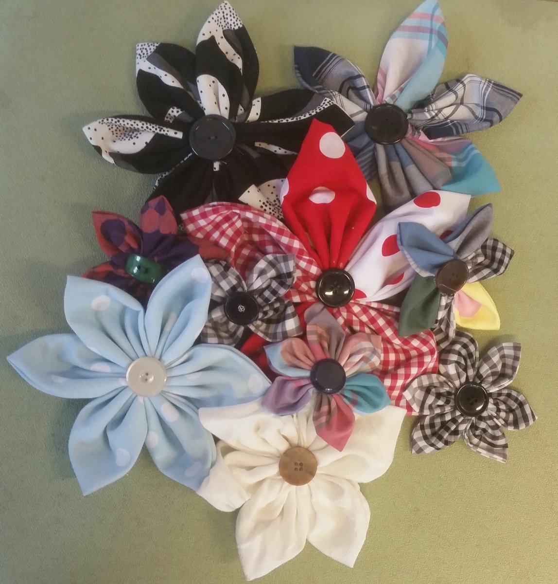 More flowers created for <a href="/Lv_is_Louder/">Love is Louder</a> with @CarnsonLifeline &amp; @RotherhamSouth #community #rotherham