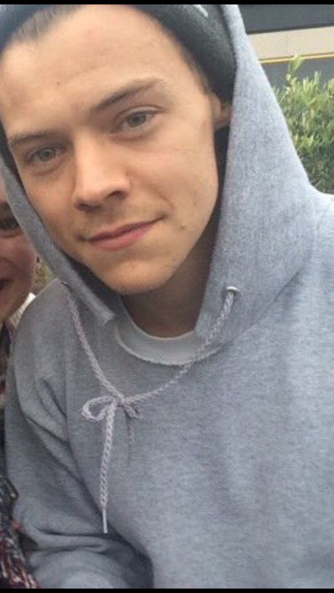 HarryUpdatesGER's tweet image. Harry gestern mit einem Fan in Dunkirk, Frankreich! (13.06.16)