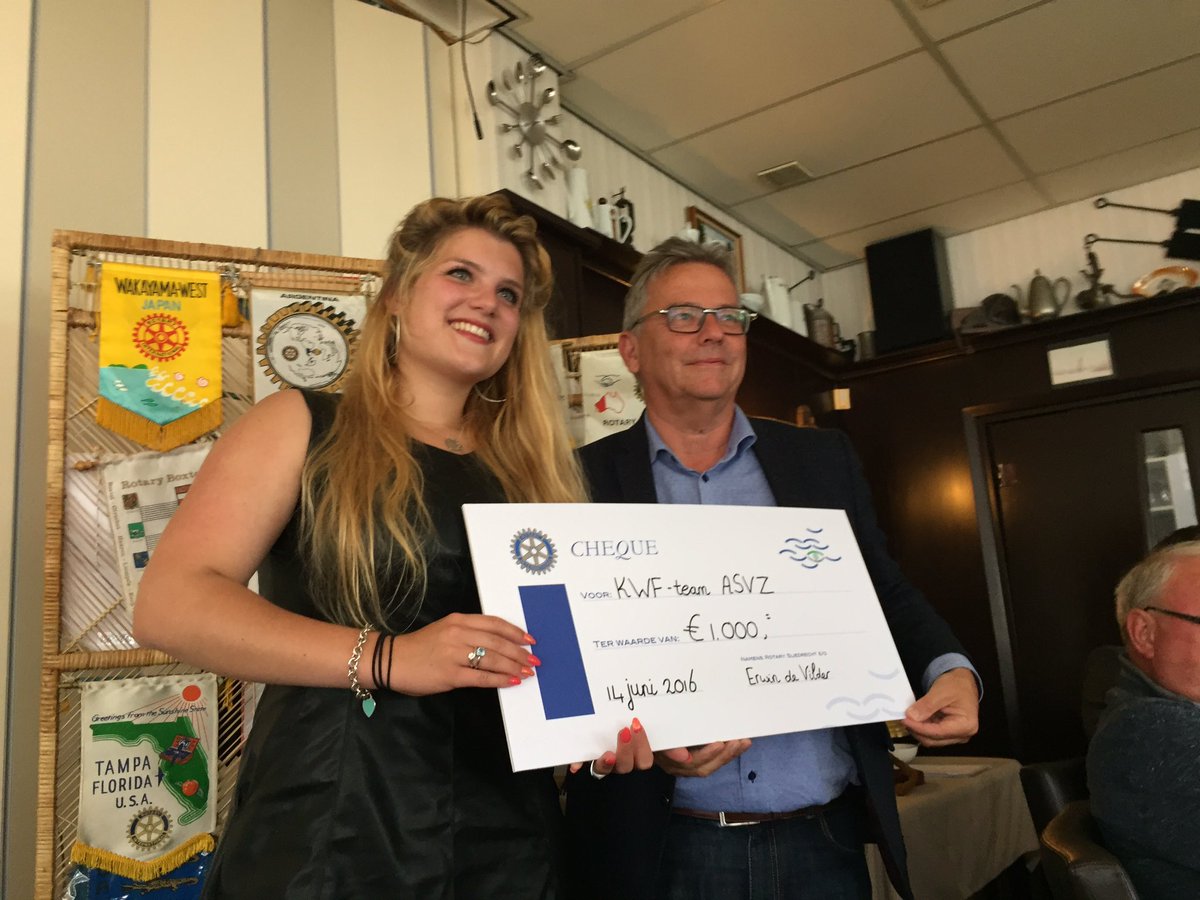 #teamASVZ van Alpe d'HuZes heeft met een rolstoel-cliënt de #AlpdHuez beklommen. Ook zij hebben een cheque gekregen