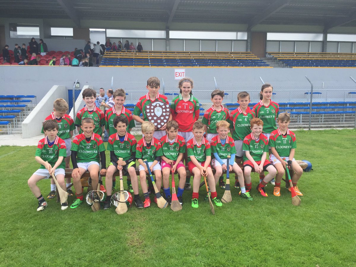 OrlaConsidine's tweet photo. Clooney NS primary schools hurling winners. @ClooneyQuinGAA #notwithoutthegirls @sportswomenIRL @ClareCamogie https://t.co/A8gsYzAObs