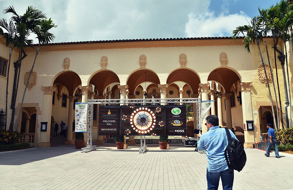 viossvision's tweet photo. The future of #advertising

#LED Billboard 
At Biltmore Hotel in Miami

#technology #digitaladvertising #DOOH https://t.co/SeTlaBX3Hi