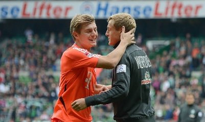 lauratapiasr's tweet photo. Reportero: ¿Es cierto que Juventus quiere £120m más Kroos por Pogba?
Felix Kroos: Es Toni quien vale £120m más Pogba https://t.co/XIoRKWyGLo