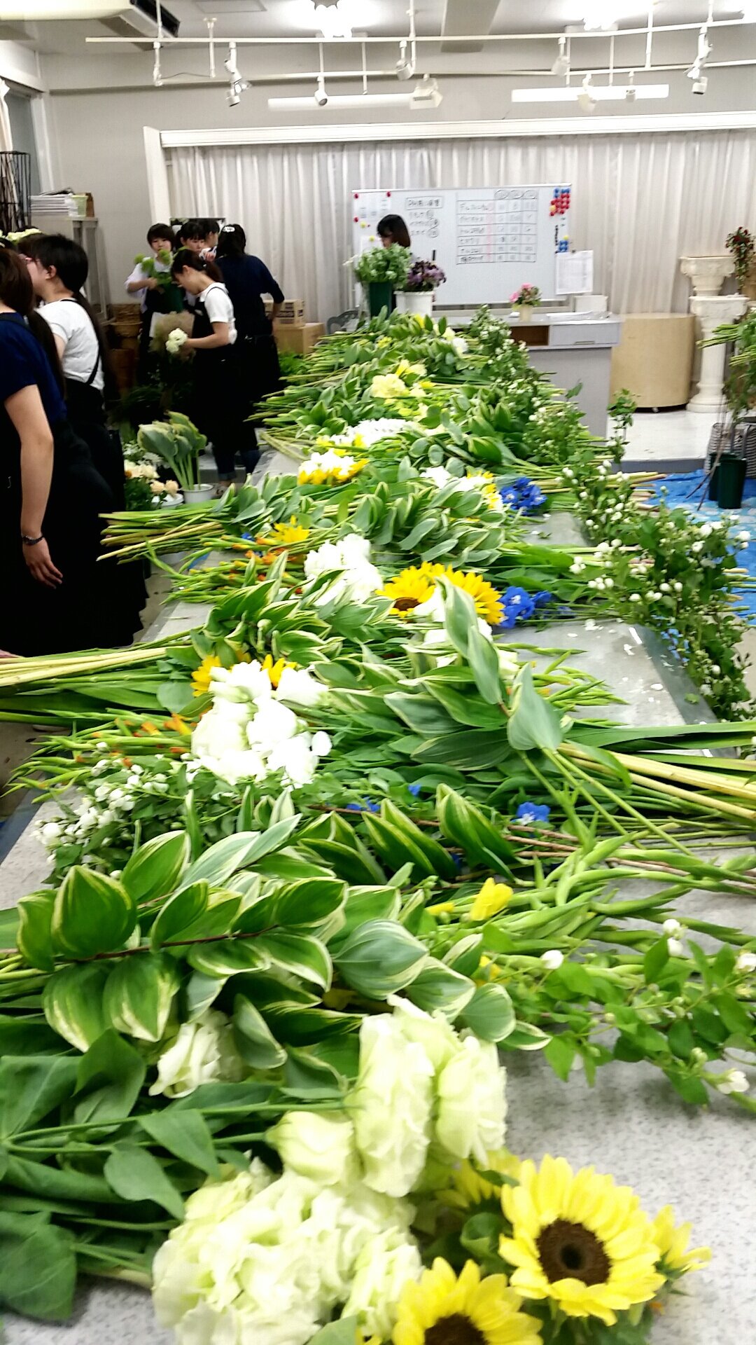東京テクノ ホルティ園芸専門学校 今日 2年生はたくさんの花を使って アレンジの基礎を復習する予定 始めは支給花材 続いて自由に選んで 手早く 上手に作れるといいですね 東京テクノ ホルティ 校長 伊東 テクノ ホルティ フラワー