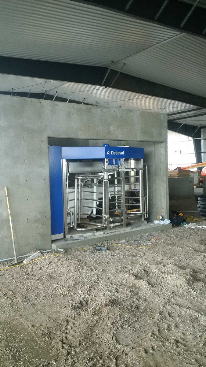 AgraiDairyMart's tweet image. #VMS set in place at pincher creek #hutterite colony, new barn coming along