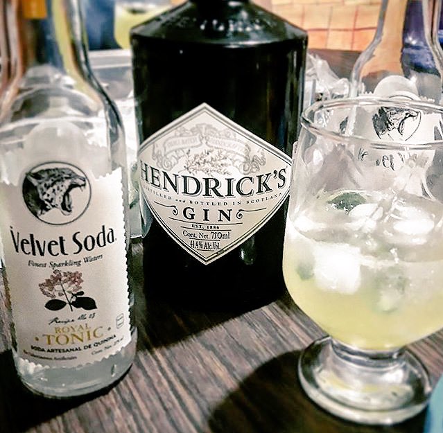 VelvetSoda's tweet photo. Si, será un #FelizMartes -- #GinTonic #RoyalTonic + @HendricksGin /// #LiveWell https://t.co/gHMZx1DudU