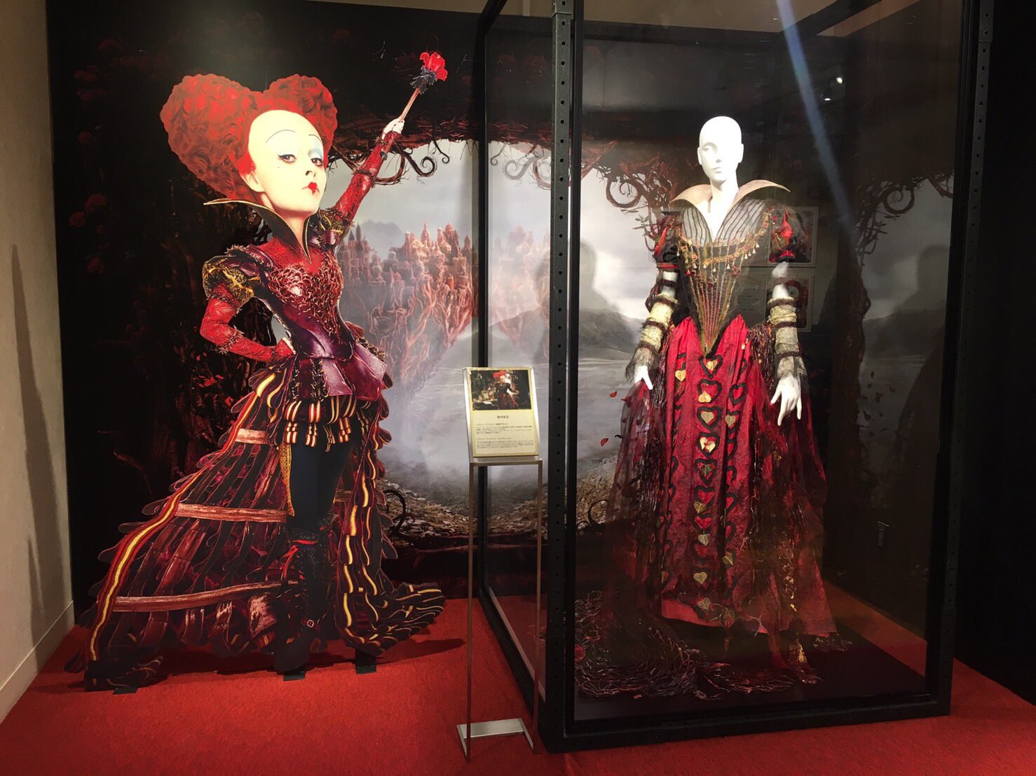 Twitter এ Wwdjapan イベント取材 映画 アリス イン ワンダーランド 時間の旅 の衣装展が三越銀座店9階で今日からスタート 衣装デザイナーのコリーン アトウッドが手掛けた4点が来日 入場は無料です T Co Nlxaw3ukea ট ইট র