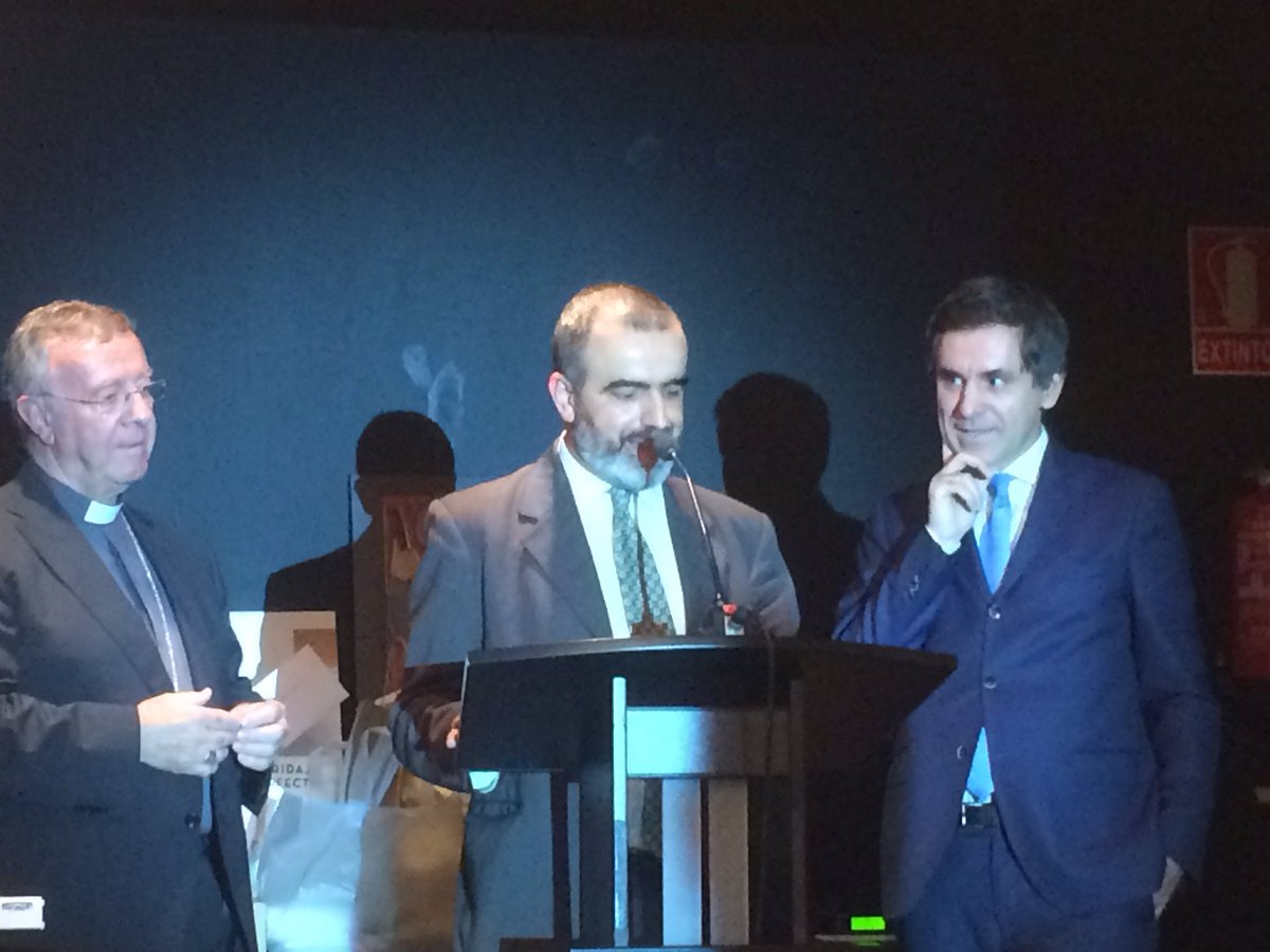 catcristiana's tweet photo. @IgnasiMiranda presenta un convidat de luxe #LaNit2016 Arnoldo Mosca Mondadori fundador Casa de l'Esperit i de l'Art https://t.co/q3XV0BKSCl