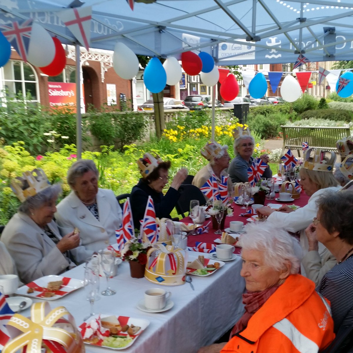 #seftonhour #LordStInBloomvols <a href="/sainsburygirl/">Nicola Plaistow</a> <a href="/sainsburys/">Sainsbury's</a> <a href="/asdasouthport/">community champion</a> #Queens90thTeaParty locals born in 1926