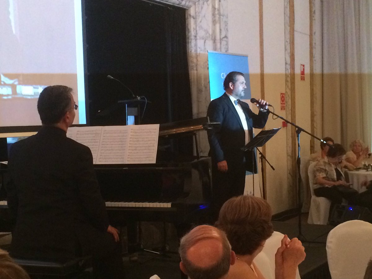 catcristiana's tweet photo. I ara el gran tenor @CortadaJordi interpreta el "Panis Angelicus" #LaNit2016 @catcrist @radioestel https://t.co/YovmmUM1Eo