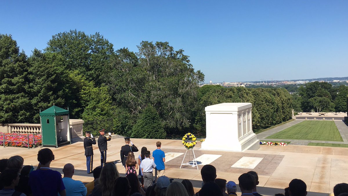 Laying the wreath at the tomb of the unknown soldier. #honor #GreaterLoveHathNoMan #LMSDC16 @HeyMrsStephens