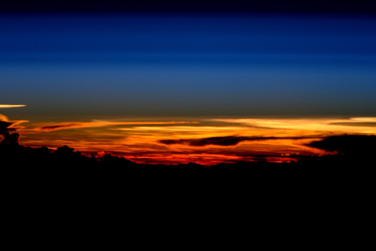 astro_timpeake's tweet image. Sunsets to view are getting few...goodnight Earth