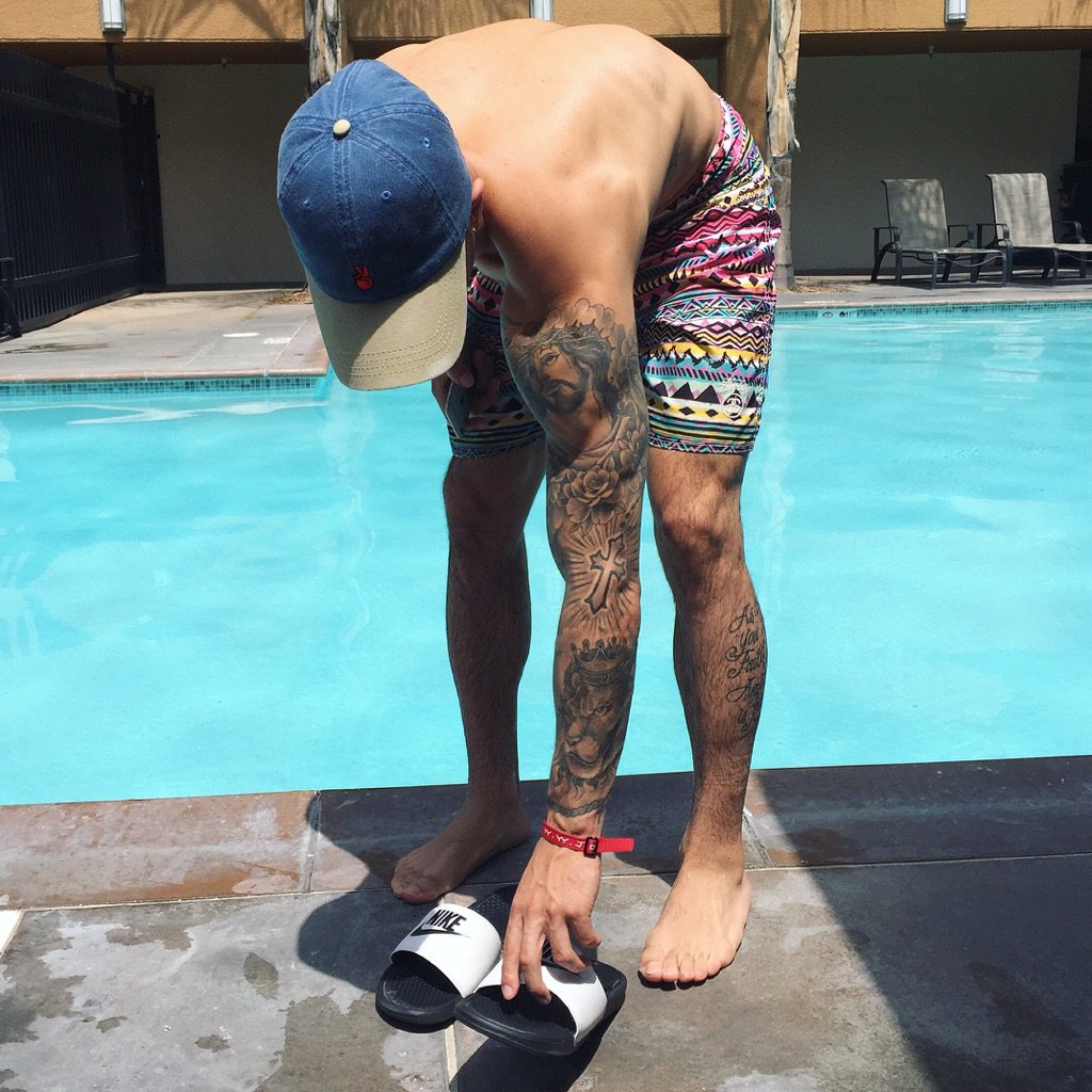 AustinMcbroom's tweet photo. Pool day https://t.co/LEMLnxMZUc