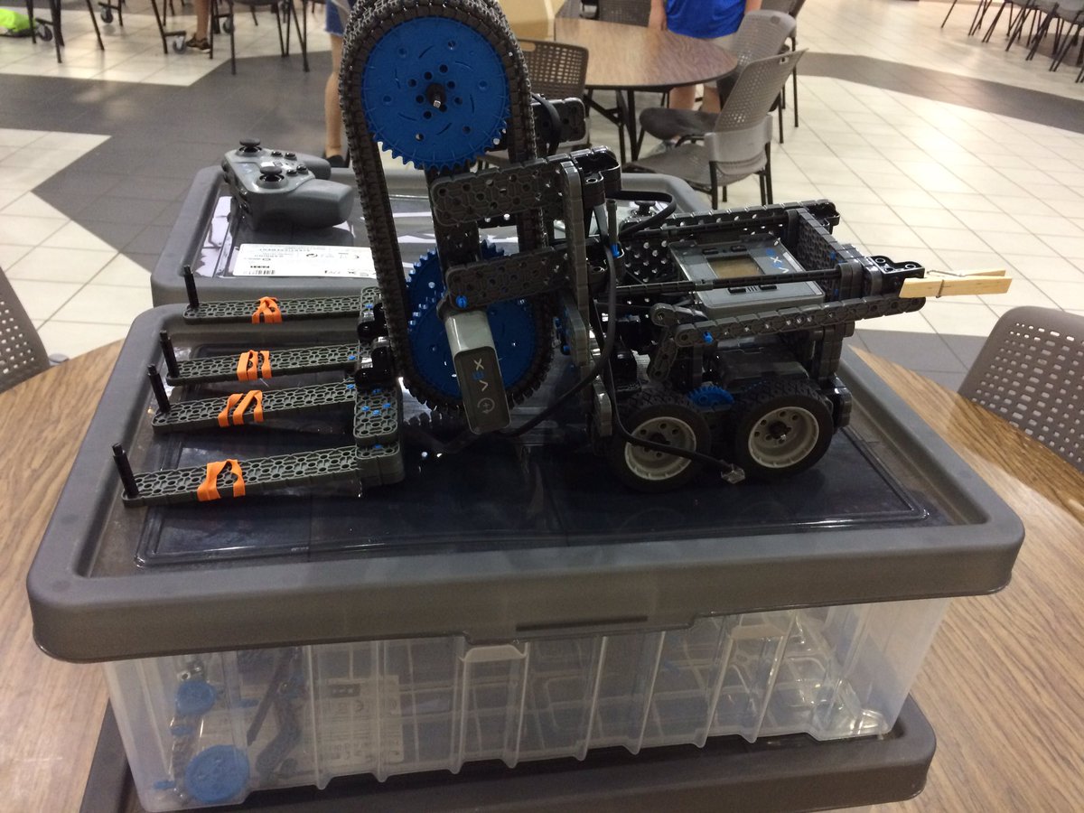 NCSS_CTAE's tweet photo. Day 2 of Vex IQ camp was super busy with lots of progress made! #NCSSBeTheBest #VexRobotics #NewtonROBOTS https://t.co/S8Vzjnbqjz