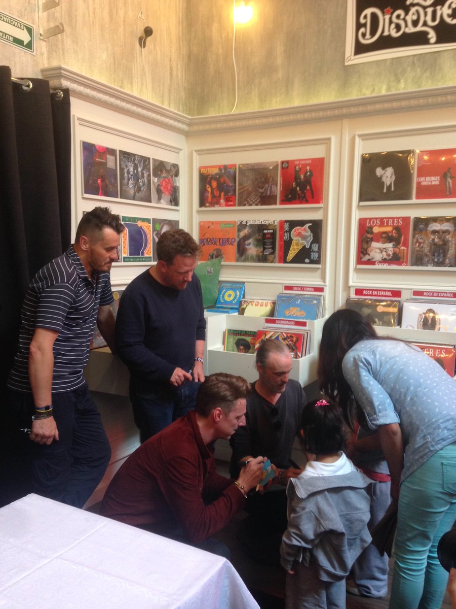 SoyMusicBox's tweet photo. .@TravisBand en la casa conviviendo con sus fans. 👌✨

#LRR #TravisMX #TravisMéxico https://t.co/vy1zcLwrWF