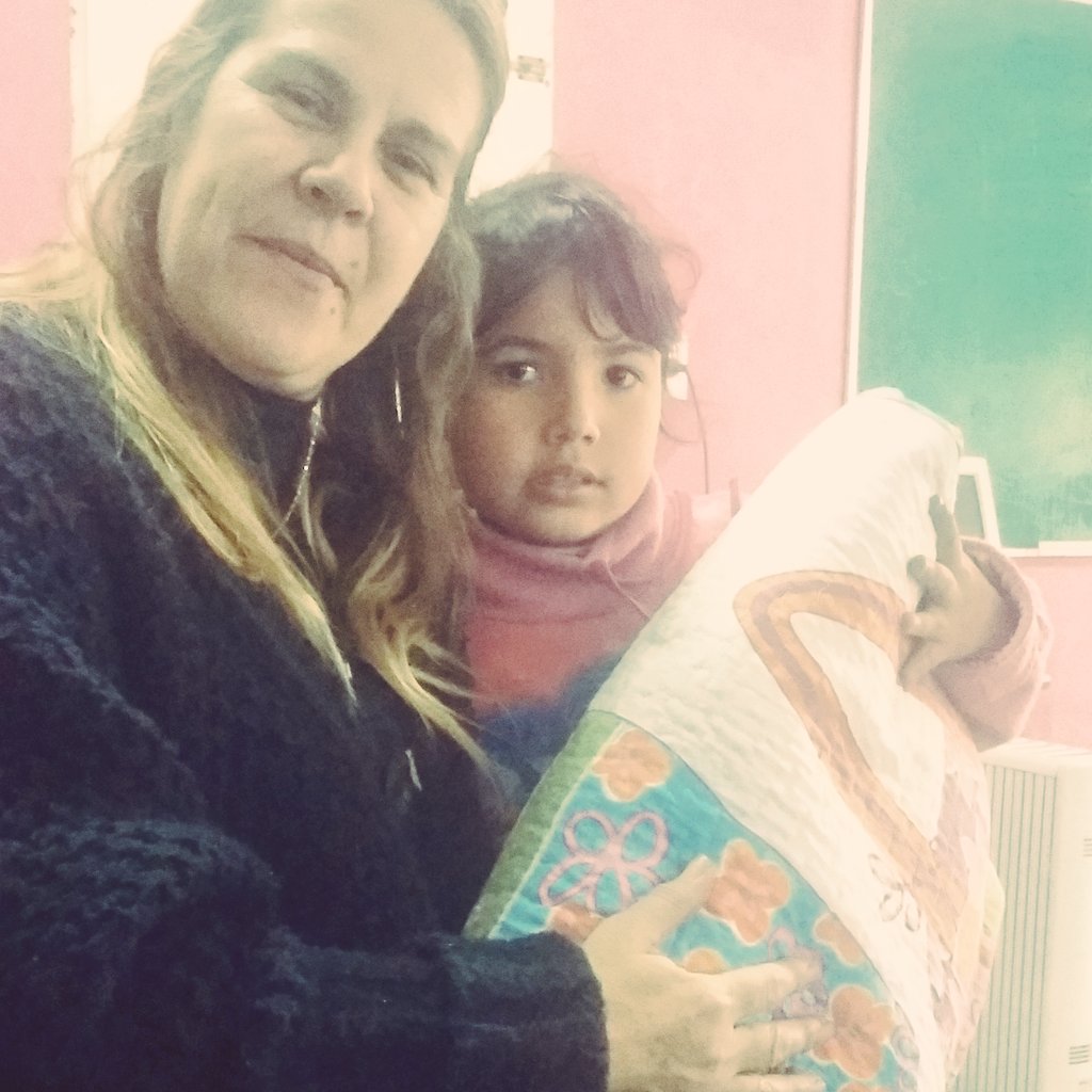 MiriamGonzlez8's tweet photo. Patri entregó nuevas mantas a los chicos.. https://t.co/uAcorpqFYJ