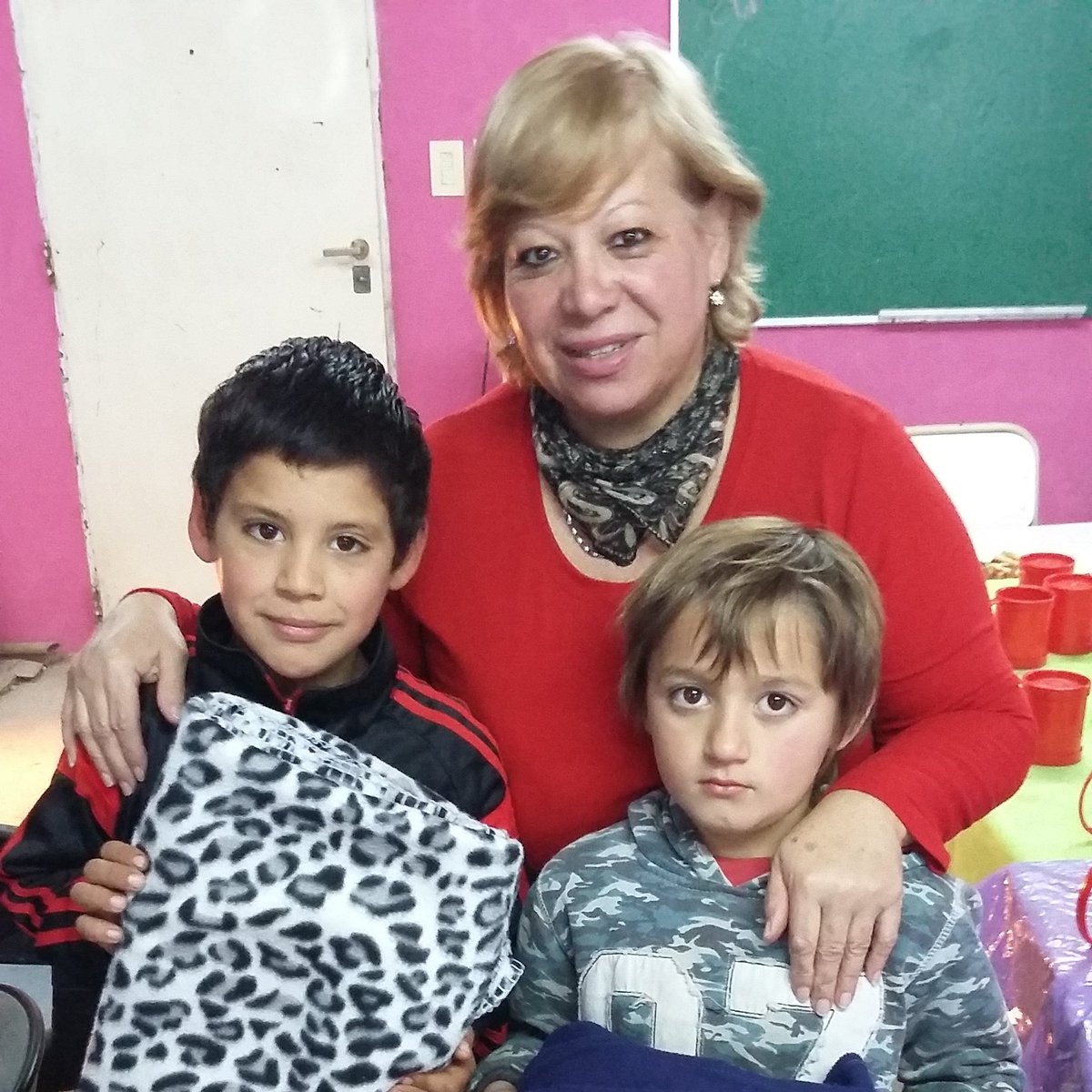 MiriamGonzlez8's tweet photo. Ellos tambien llevaron sus mantas! https://t.co/JGI51hU9FB