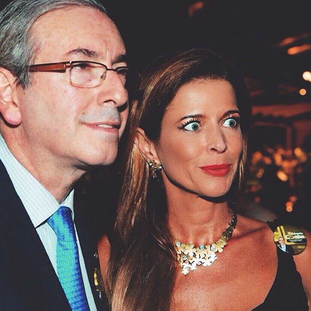 Esquerdosa's tweet photo. _ A justiça bloqueou nossos bens.
_ E agora o que eu faço? 
_ Aja naturalmente! https://t.co/4ZEPIqFdsh