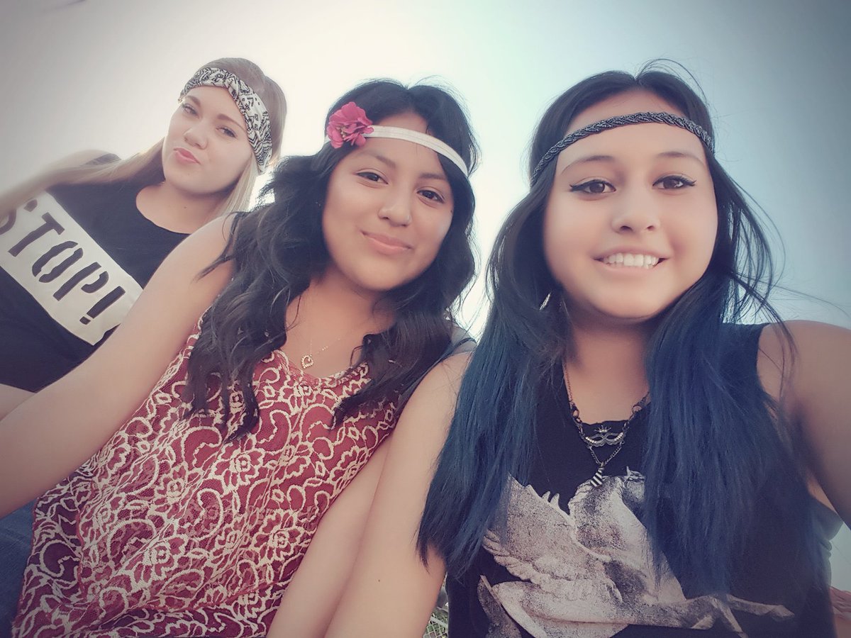 MimiYuritzy's tweet photo. #RealFriendsCall #bff #hipster https://t.co/qndAxbX2yY