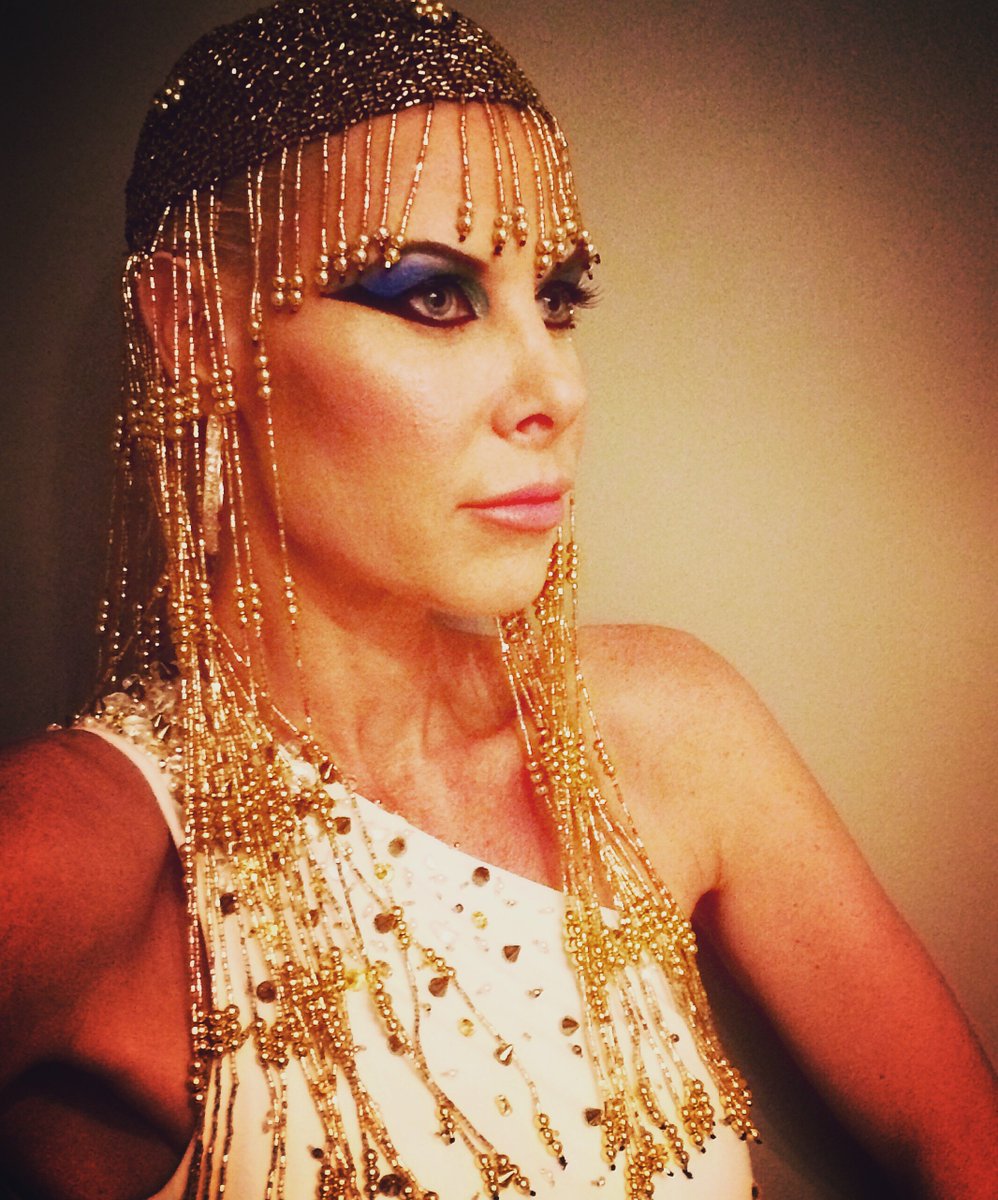 danimakeup1's tweet photo. diosa egipcia @KarenReichardt1 para gala #makeawish 
makeup @danimakeup1 yo @claudiocosano @caras @genteonline https://t.co/7Xg2cIRgbg